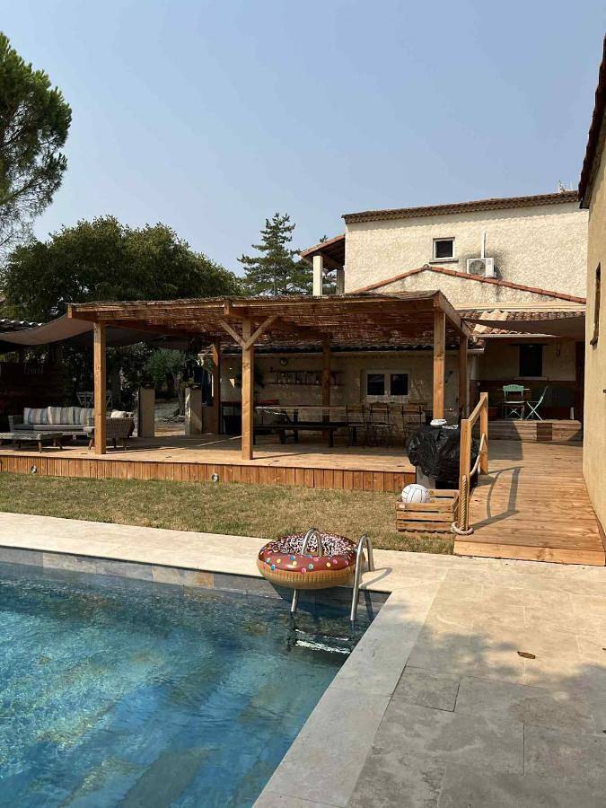 Location de vacances pour 5 personnes, avec vue ainsi que jardin et piscine, animaux acceptés à Saint-Julien-les-Rosiers - 4