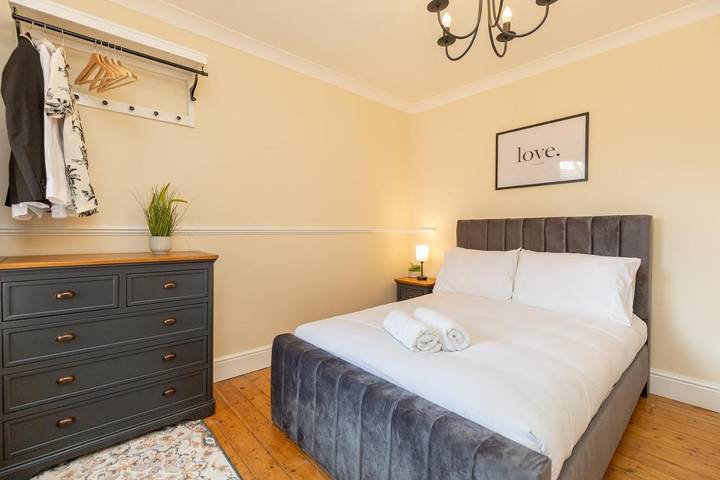 Apartment for 8 people, with Terrace and Garden in Northampton