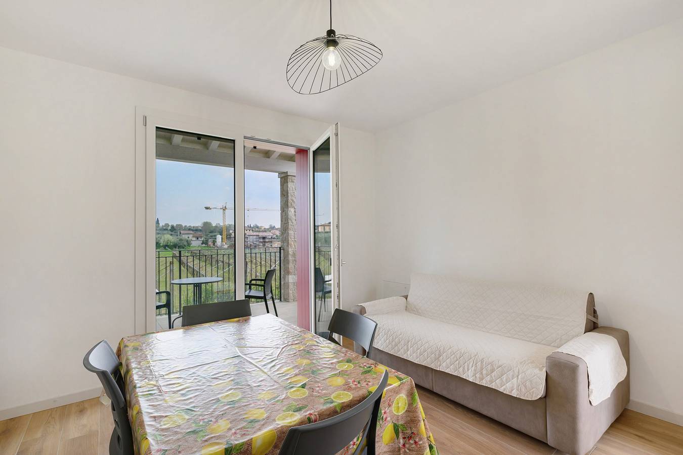 Entire apartment, Apartment 'Limone' with Private Lake-View Terrace, Shared Garden, and Air Conditioning in Bardolino, Garda Mountains