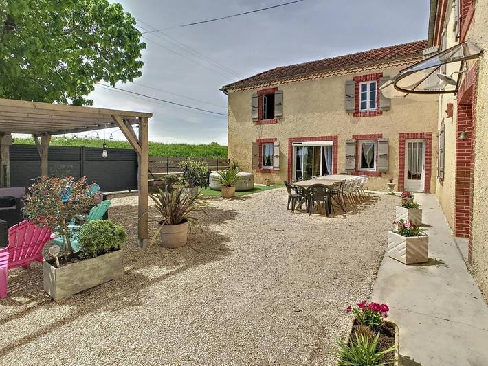 Location de vacances pour 12 personnes, avec Jacuzzi et Terrasse ainsi que Jardin et Vue à Saint-Maur (Gers)