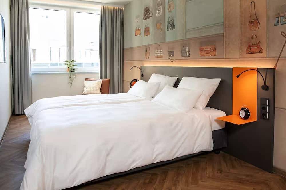Bright Modern Room Steps from Marktplatz S-Bahn – 2 Min to Local Attractions in Offenbach am Main, Offenbach
