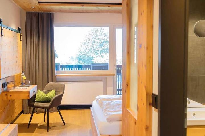 Doppelzimmer - Hotel Alpenblick in Ohlstadt, Das Blaue Land