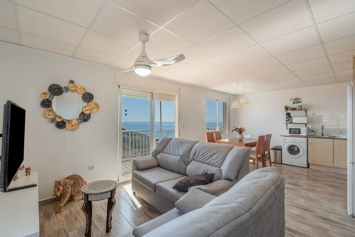 Apartamento entero, Apartamento 'La Cala' con vistas al mar, terraza compartida y Wi-Fi in Las Calas, Torrevieja