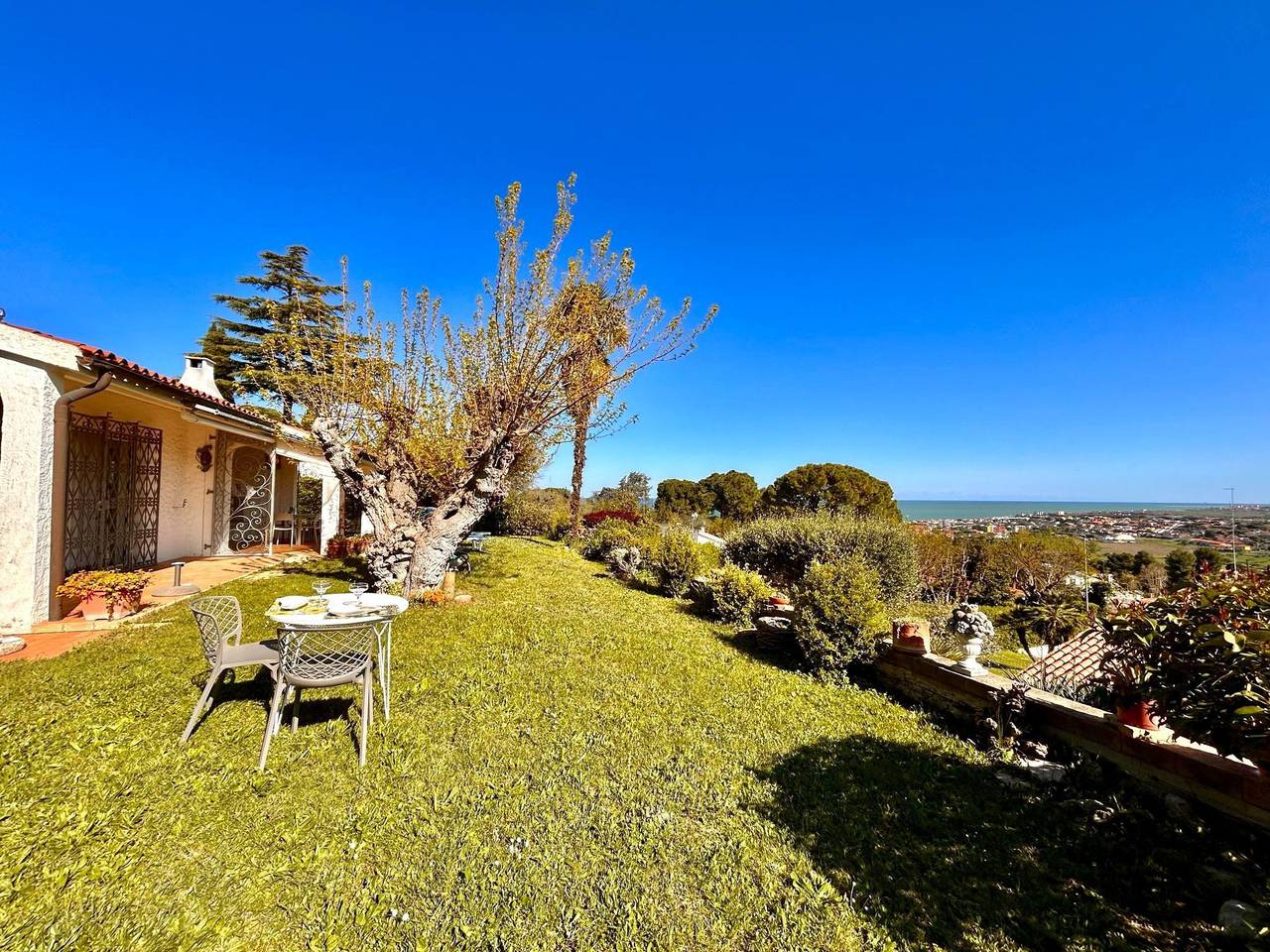 Villa Margherita, con giardino, vista mare e wifi in Numana, Riviera del Conero
