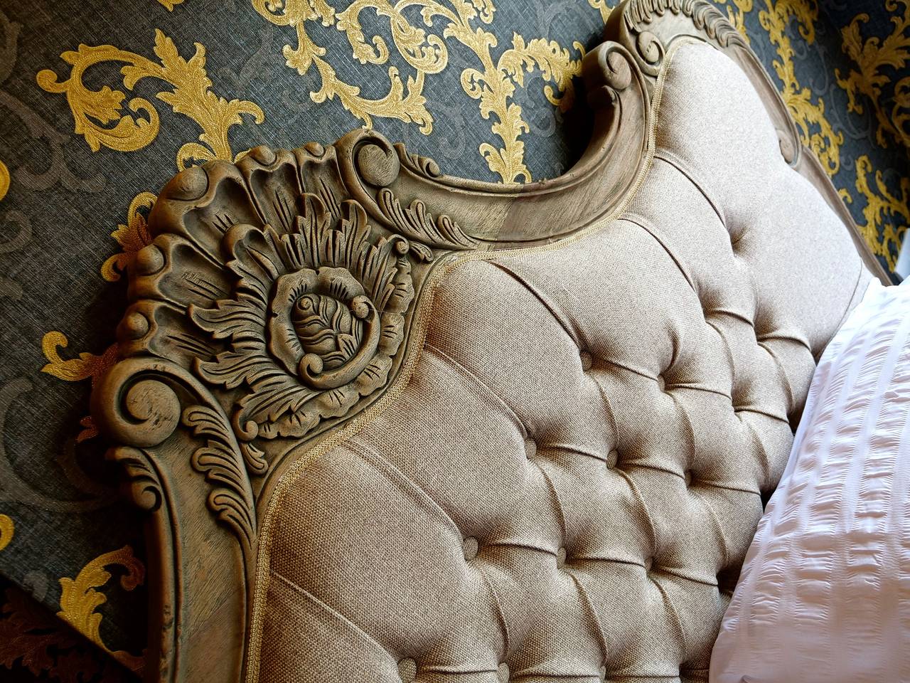 Entire vacation apartment, Sexy Luxurious Versace Apartment Near Sheffield in South Yorkshire