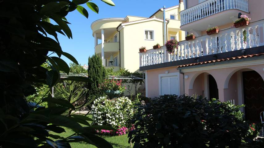 Ganze Wohnung, Ferienwohnung Ana 2 in der Nähe des Zentrums von Malinska in Malinska-Dubašnica, Krk