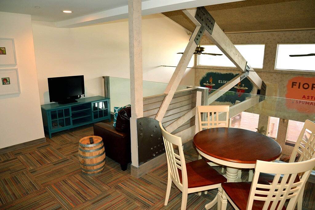 Ganze Wohnung, Harbour View Lofts ist mit Blick auf Lake Macatawa und Eldean Shipyard in Macatawa, Michigansee