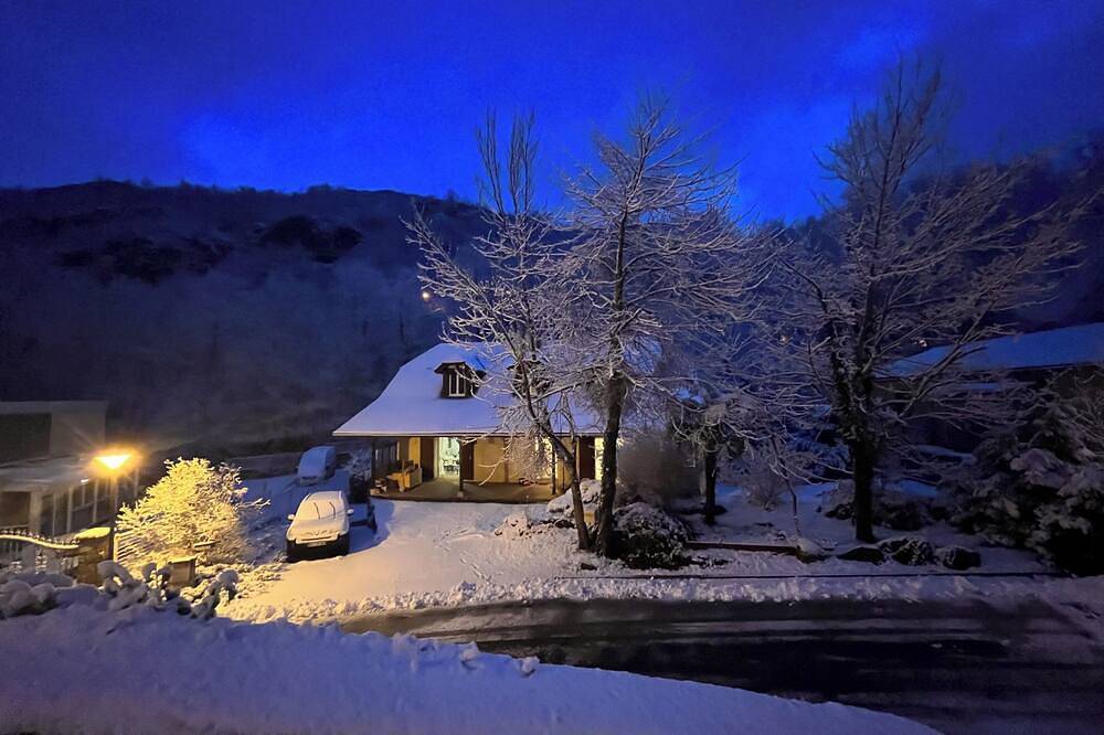 Spacious, comfortable and cosy house, lifts 10mm away on foot.  in Ax-les-Thermes, Pirineos franceses