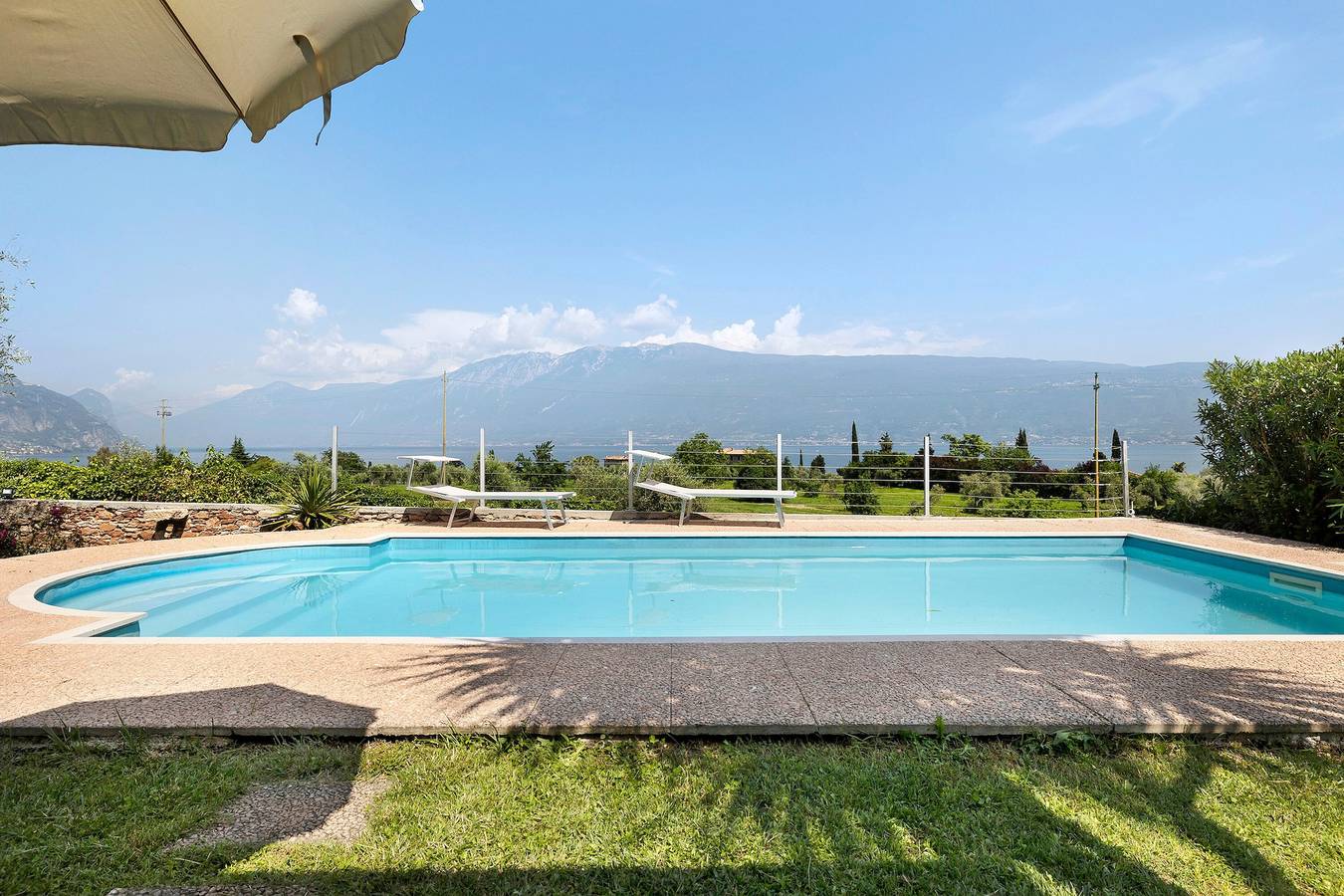 Villa Corneghe con vista sul lago, piscina, giardino e terrazza in Toscolano-Maderno, Prealpi Gardesane