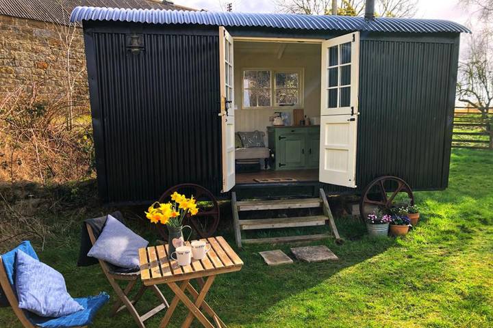 Glamping for 2 people, with garden in North East England