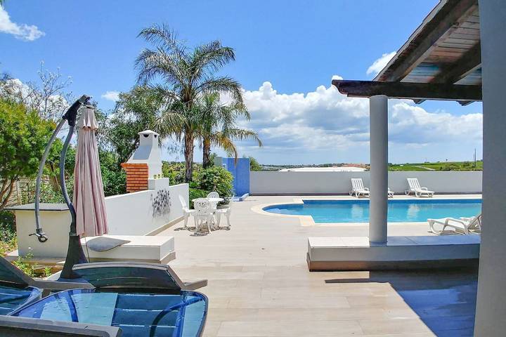 Villa para 8 pessoas, com varanda e jardim e ainda sauna em Moncarapacho