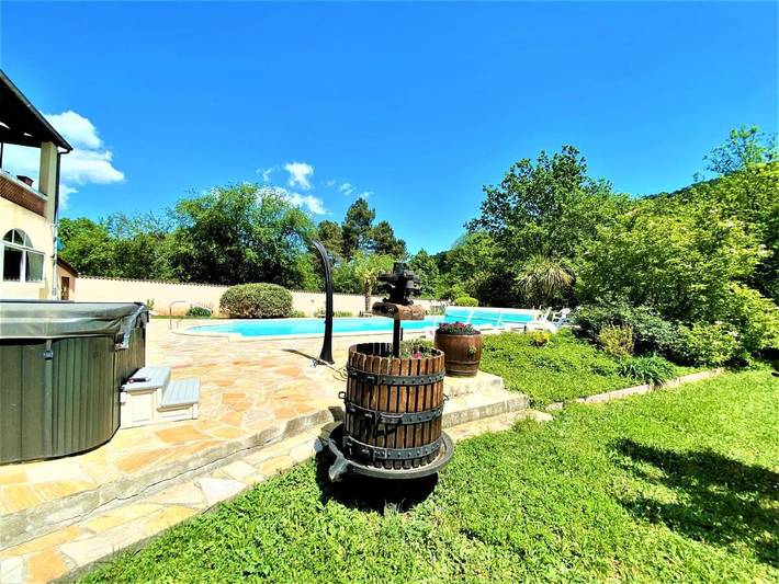 Gîte pour 3 personnes, avec jacuzzi ainsi que jardin et piscine à Mercuer - 2