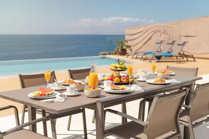 Villa für 8 Personen, mit Balkon und Terrasse sowie Pool und Ausblick in Puerto Calero Marina