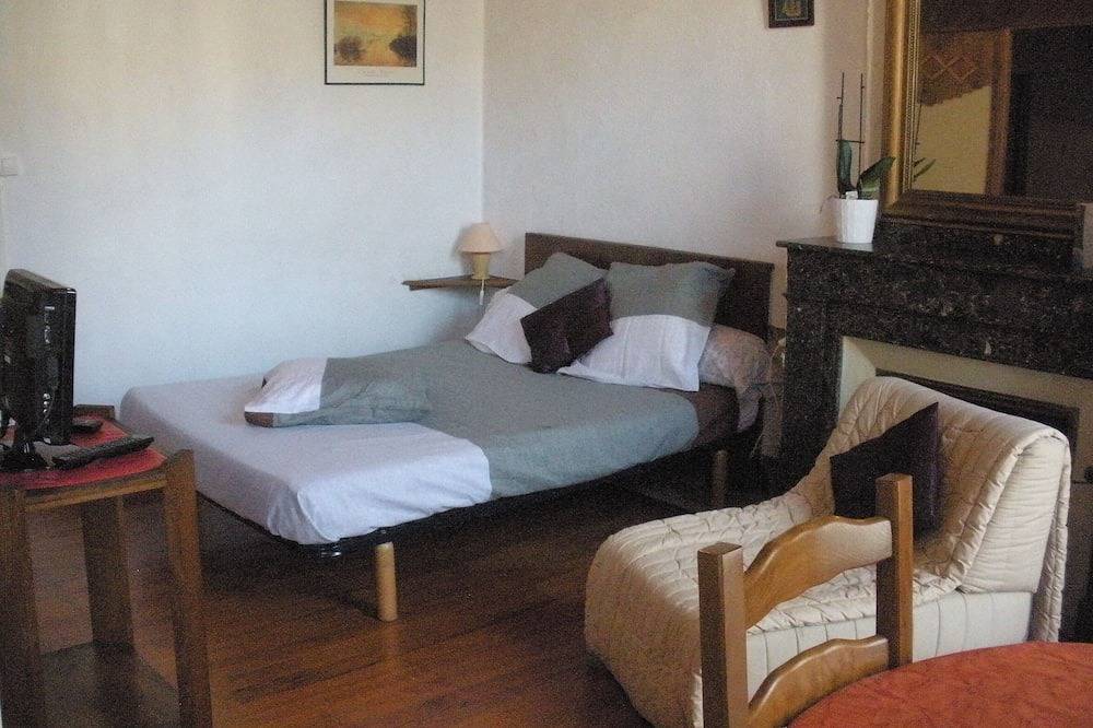 Appartement entier, Studio 1er étage retro avec balcon ds maison d'époque 19e, à côté des thermes in Bagnères-de-Bigorre, Hautes-Pyrénées