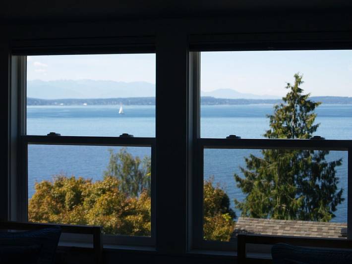 Vacation rental for 8 people, with yard in Alki Beach