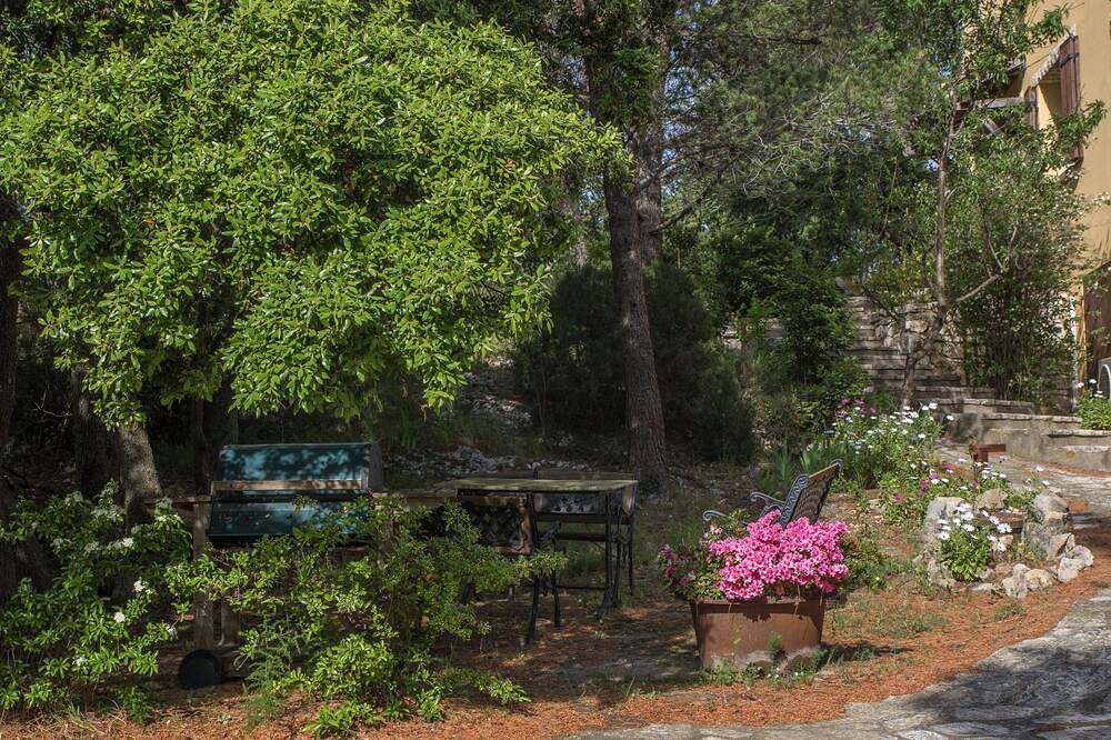 Entspannung, Freizeit und Wohl im Kiefernwald zu sein, Schwimmbad, Park, Panoramablick in Aramon, Nimes und Umgebung