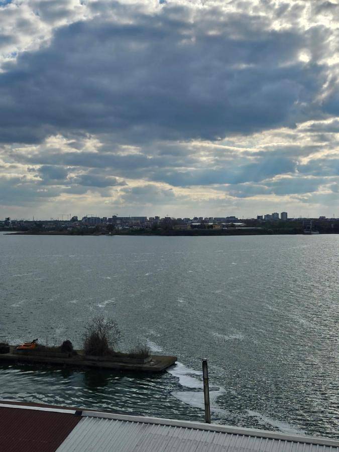 Appartement de vacances pour 2 personnes, avec terrasse et vue sur le lac ainsi que jardin et vue