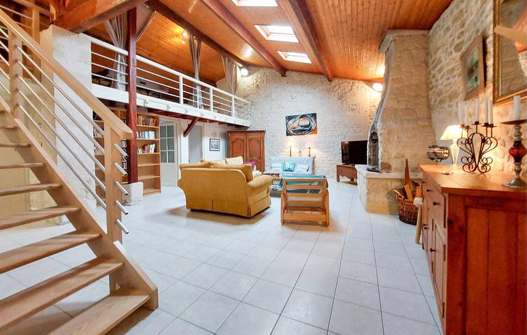 Location de vacances pour 10 personnes, avec terrasse ainsi que jardin et piscine, adapté aux familles à Chenac-Saint-Seurin-d'Uzet - 2