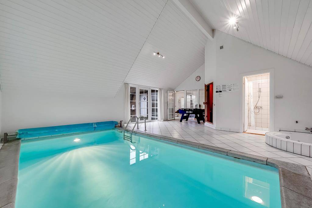 Großes Poolhaus für 14 Personen, ruhig gelegen in der Lodbjerg Hede, ganz in der Nähe von Søndervig und der Nordsee. in Lodbjerg Hede, Ringkøbing