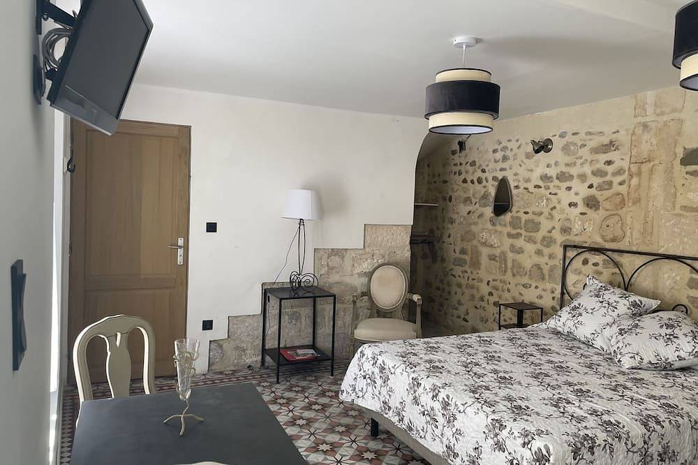 Appartement entier, Lovely studio downtown in Eyragues, Région d'Arles