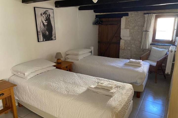 Gîte pour 6 personnes, avec piscine ainsi que terrasse et jardin à Brossac - 4