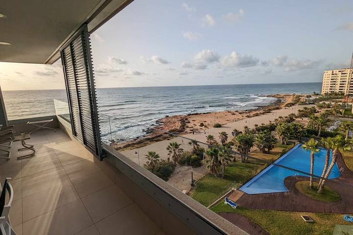 Location de vacances pour 6 personnes, avec jacuzzi et piscine, animaux acceptés dans Punta Prima (Alicante)