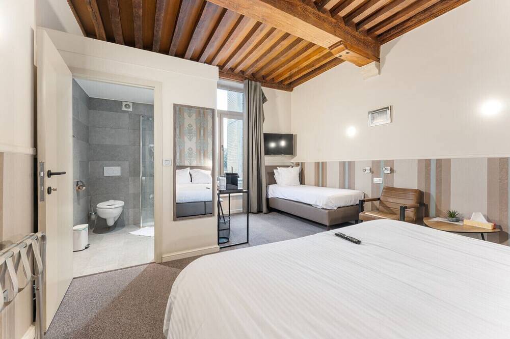 Spacious Triple Room in Historic Bruges. in Brügge, Westflandern