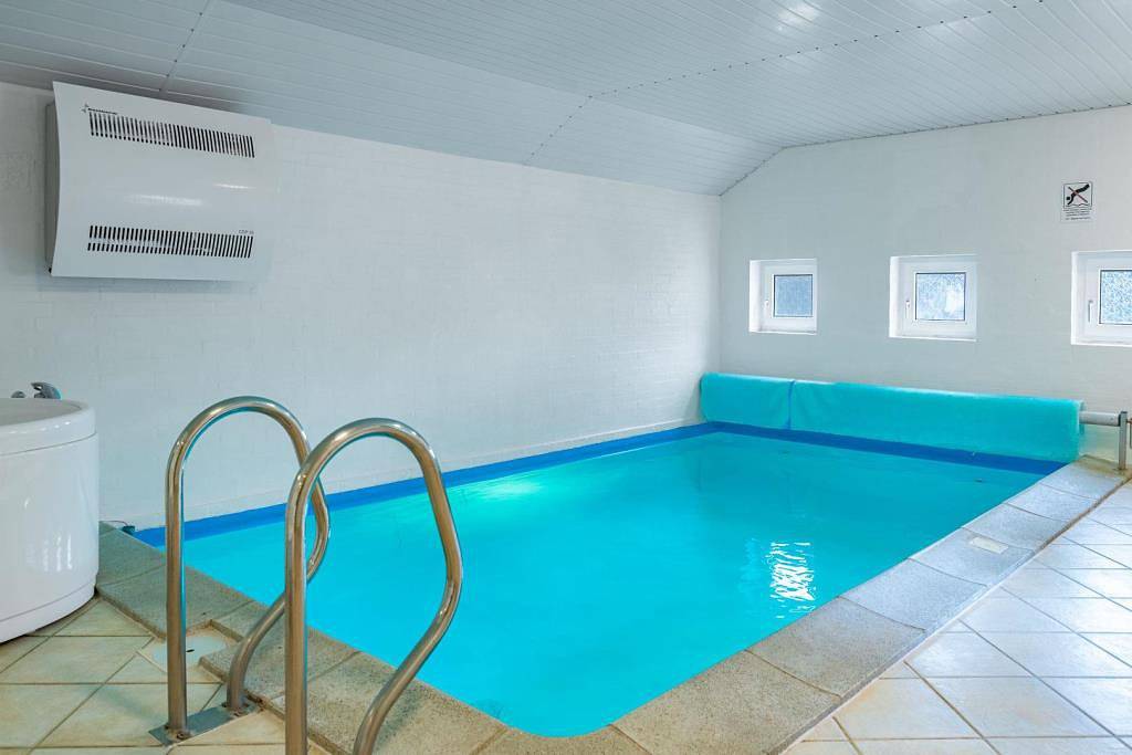 Pool, Whirlpool, Sauna und jede Menge Platz – hier kommt garantiert Urlaubsstimmung auf - Für 10 Personen und 2 Hunde in Henne, Filsø See