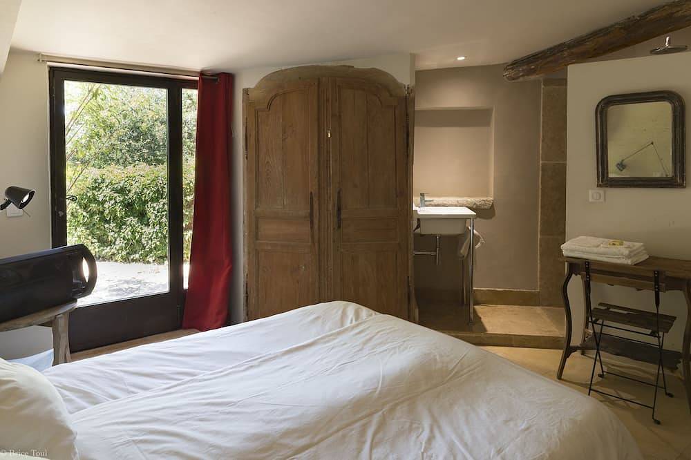 Charming house with swimming pool in the middle of vineyards in Luberon in Goult, Parc naturel régional du Luberon