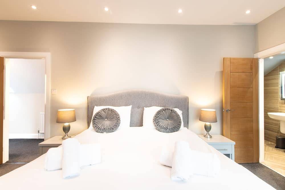 Modern-Ferienhaus-Ensuite mit Badewanne und Dusche in Tweedmouth, Northumberland