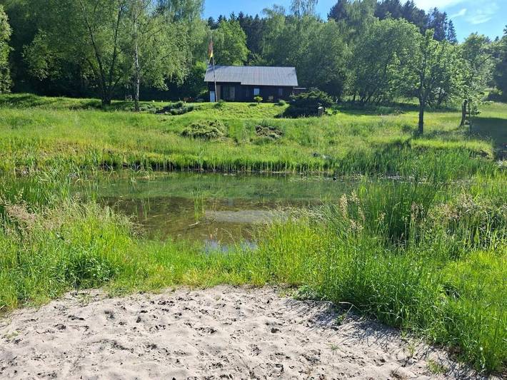Ferienhaus für 4 Personen, mit Terrasse und Garten sowie Pool und Seeblick