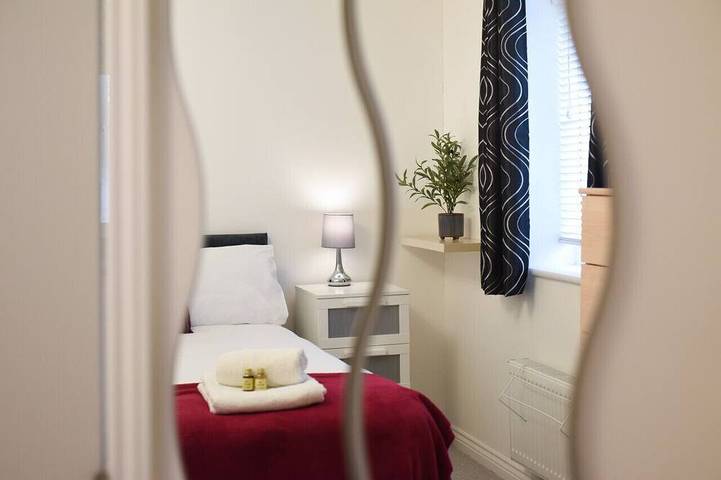 Entire apartment, Whyke Haven * Modern Apartment w/Private Parking in Chichester, West Sussex