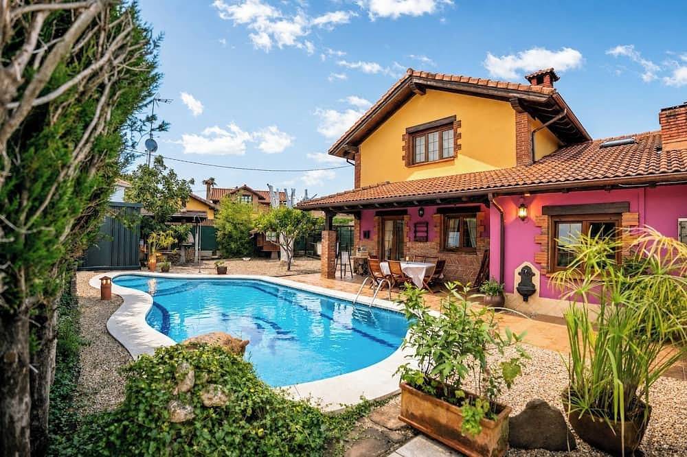 Vacation home with a private pool and garden, a barbecue, and close to beaches. in Puente Arce, Piélagos