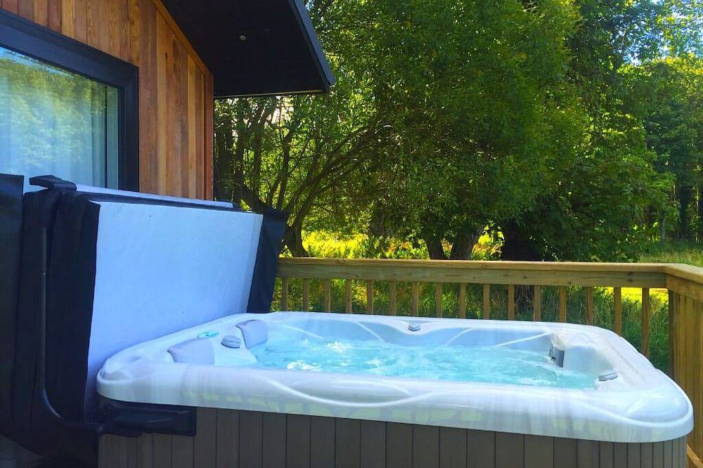The Lodge by the Lake, Dunbar including hot tub in Edinburgh and Lothian