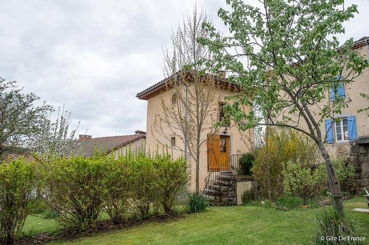 Gîte pour 2 personnes, avec jardin et terrasse à Saint-Bonnet-le-Chastel