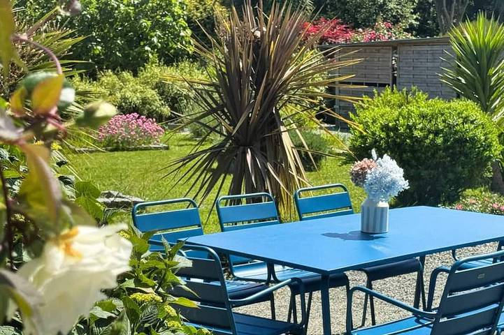 Location de vacances pour 8 personnes, avec jardin à Guimaëc