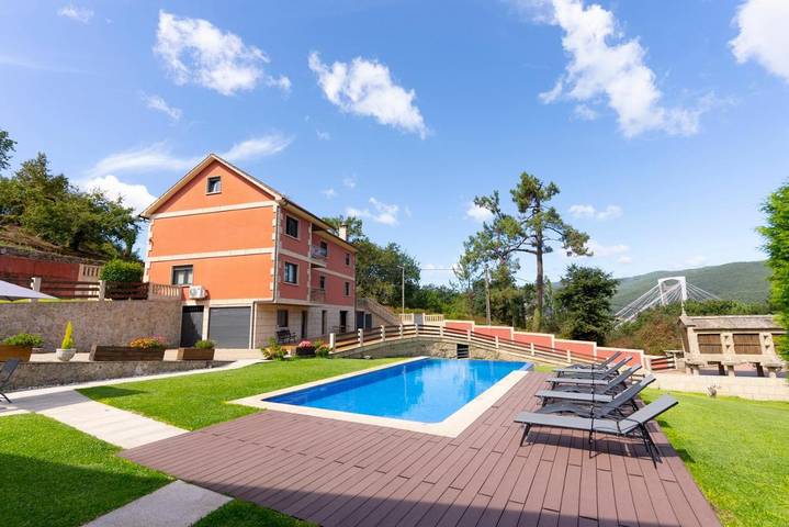 Casa rural para 3 personas, con piscina además de jardín y vistas, Familias con niños en Comarca de Vigo