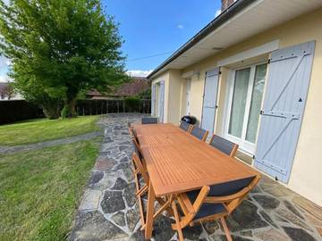 Location de vacances pour 12 personnes, avec terrasse et jardin à Thiron-Gardais