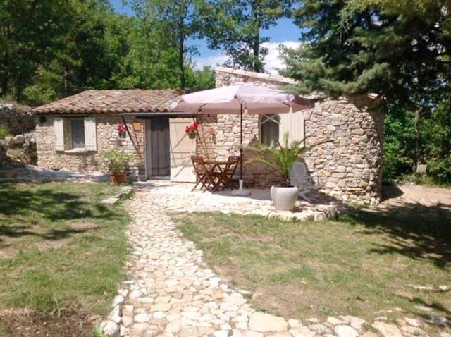 Location de vacances pour 2 personnes, avec Terrasse et Jardin ainsi que Piscine et Vue à Caseneuve