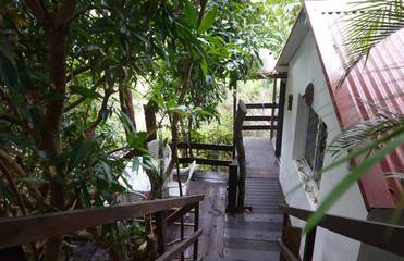 Location de vacances pour 4 personnes, avec piscine ainsi que balcon et jardin En Nouvelle-Calédonie