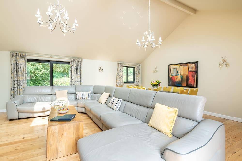 Hillside Lodge - sleeps 4/10 with wood burner and private hot tub in Cheddar, Somerset