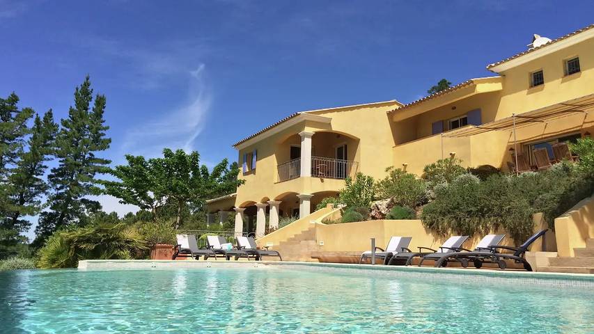 Location de vacances pour 14 personnes, avec jardin ainsi que terrasse et piscine, animaux acceptés à Le Muy