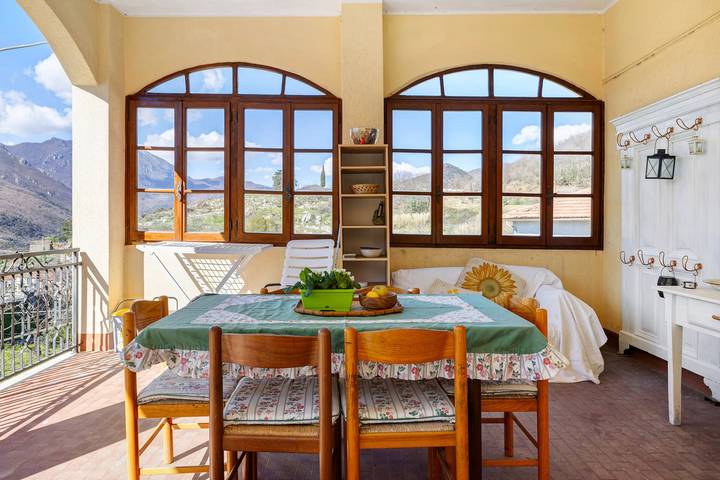 Appartamento intero, Appartamento 'Panorama Medievale' con vista sulle montagne, terrazza privata e Wi-Fi in Castelvecchio di Rocca Barbena, Riviera di Ponente