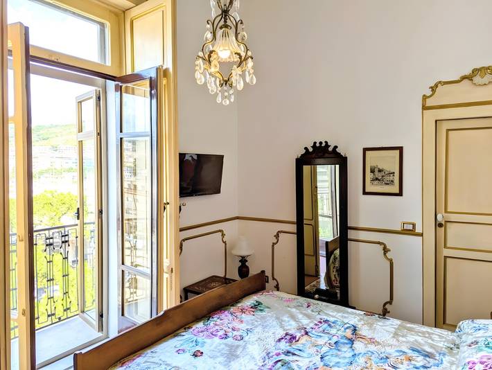 Chambre d'hôtes 'Royal Salerno Central' avec vue sur les montagnes, Wi-Fi et climatisation in Salerne, Côte Tyrrhénienne Campanie