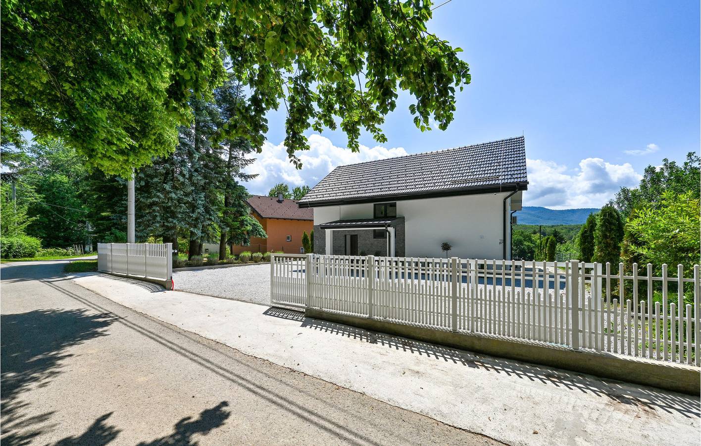 Modernes Apartment mit 2 Schlafzimmern, Pool und Terrasse in der Nähe des Flusses Lampuš in Krapina-Zagorje