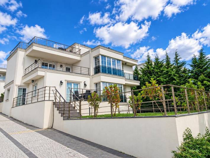 Villa pour 8 personnes, avec Balcon et Terrasse ainsi que Jardin et Piscine à Kusadasi