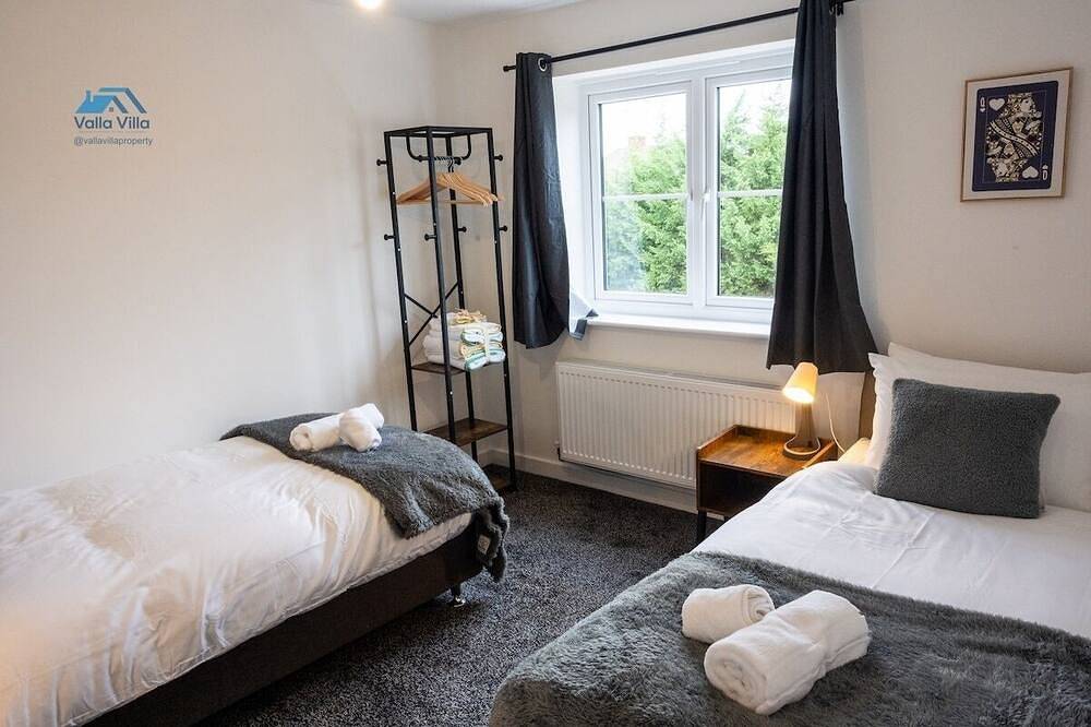 The Pines Villa 14 | Spacious 3Br | Cinema, Games & Ev | Parking | Sleeps 10+ in Northampton, Northamptonshire