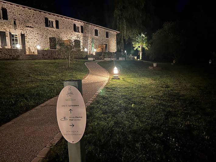 Cottage pour 2 personnes, avec piscine et jardin à Rouzède