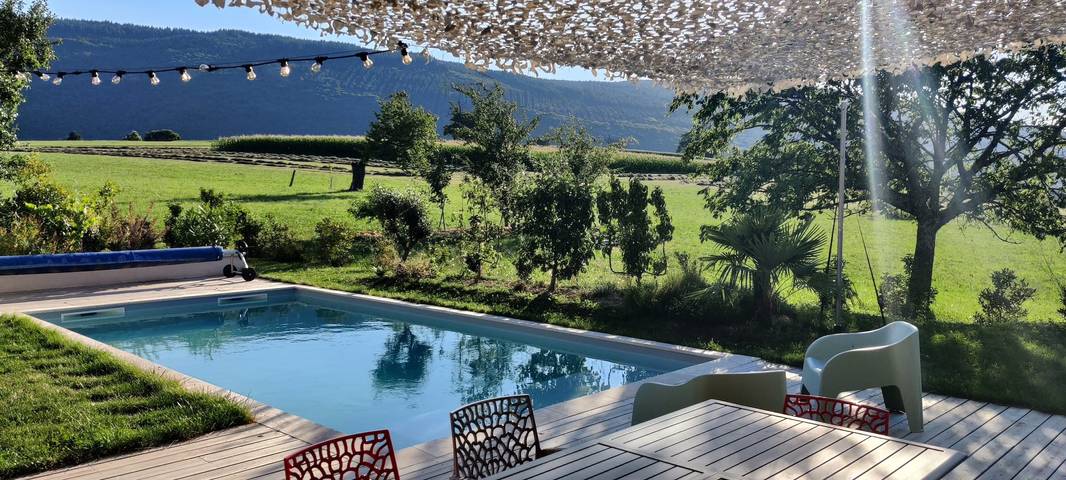 Villa for 8 personer, med badebasseng og terrasse i tillegg til hage, barnevennlig i Savoie