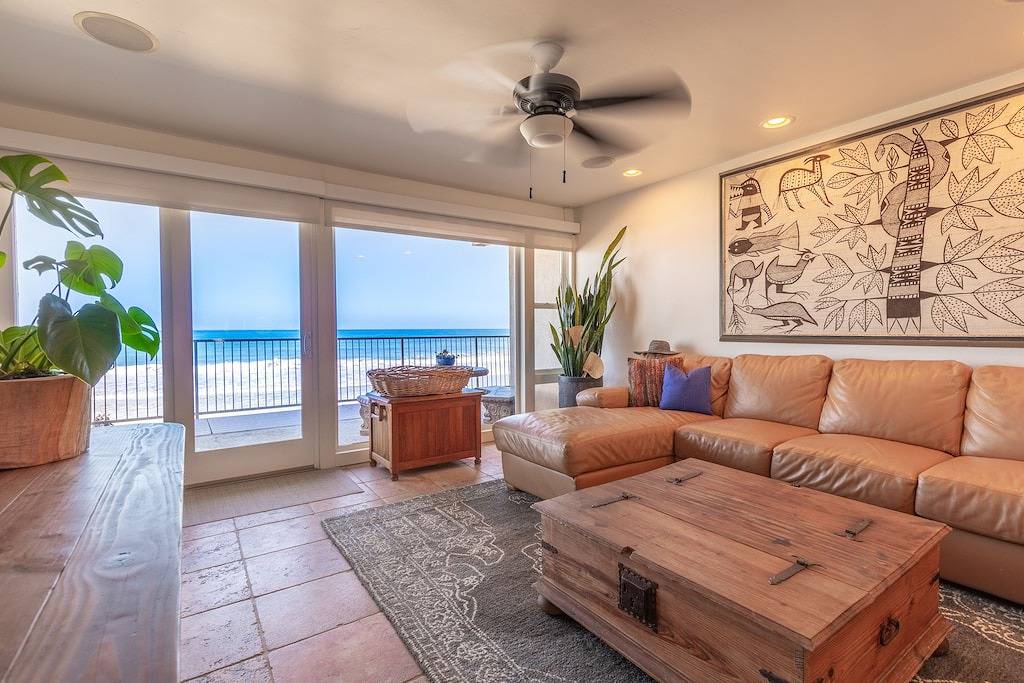 Ganze Wohnung, Oceanfront Condo on Sand, Walk to Carlsbad Village in Carlsbad, San Diego County